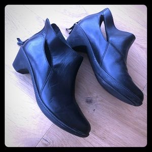 EUC Dansko Black Fancy Clogs Sz 38